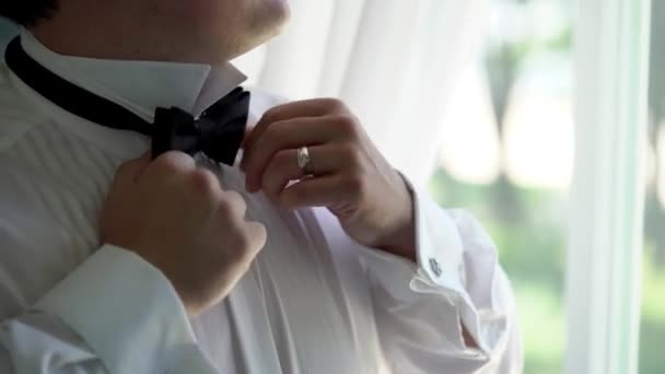 男人穿上领结 — 图库视频影像
