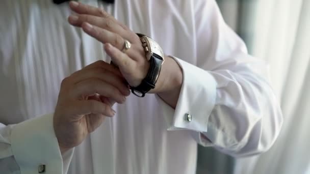 男人穿上手腕的手表， — 图库视频影像