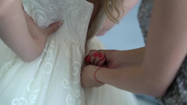 Застегивая молнию свадебного платья — стоковое видео