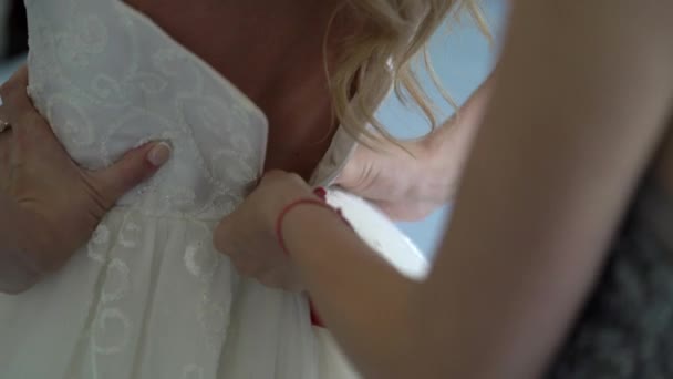 Zippa upp brudklänning — Stockvideo