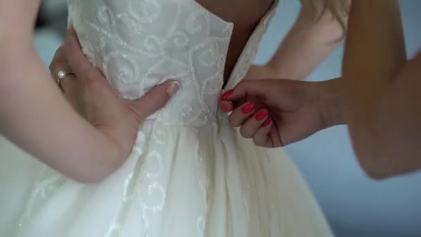 Zipping up vestido de noiva — Vídeo de Stock