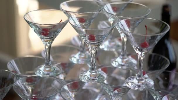 Pyramide med glas champagne – Stock-video