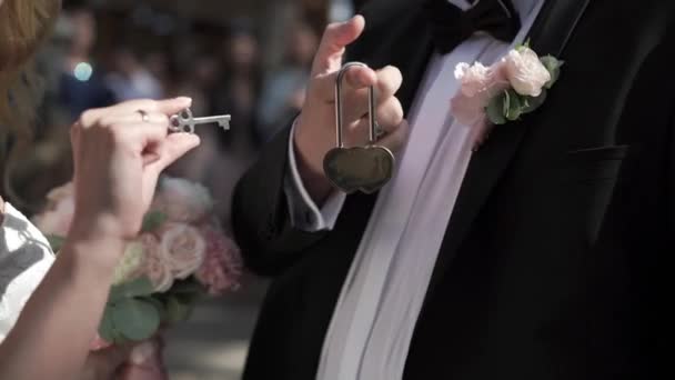 Noiva e noivo com fechadura e chave — Vídeo de Stock