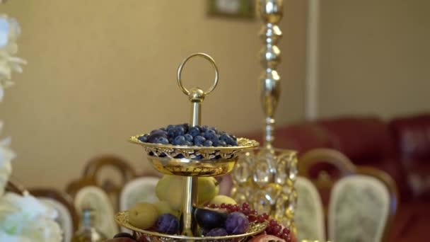 Τραπέζι με φρούτα, διακοσμημένο με λουλούδια — Αρχείο Βίντεο