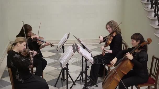 SAINT-PETERSBURG, RÚSSIA - OUTUBRO 1, 2017: Grupo de mulheres tocando instrumentos de cordas — Vídeo de Stock