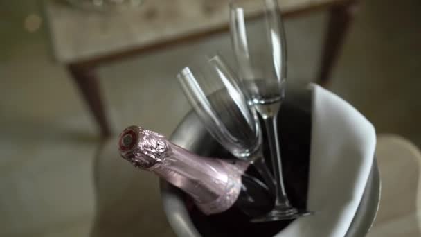 Butelkę szampana i okulary — Wideo stockowe