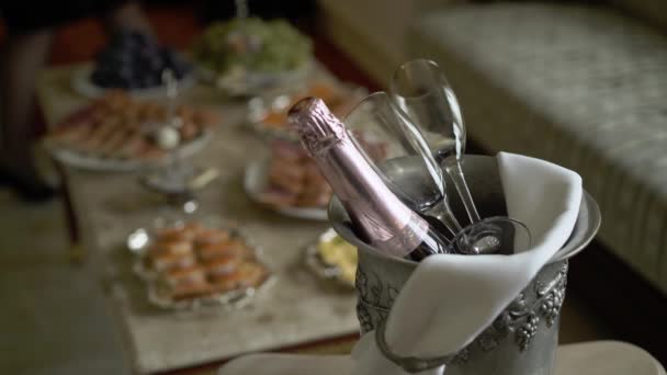 Бутылка шампанского и бокалы — стоковое видео