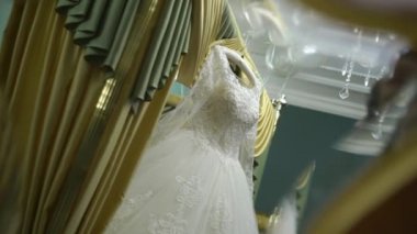 Beyaz gelinliğin kapalı