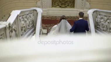 Gelin ve damat merdivenlerden upping