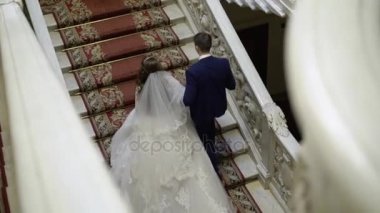 Gelin ve damat merdivenlerden upping