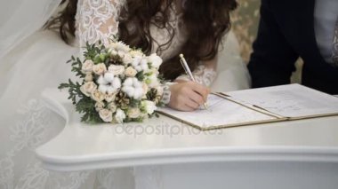 Gelin ve damat belgelerin imzalanması