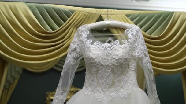 Vestido de novia blanco en interiores — Vídeo de stock