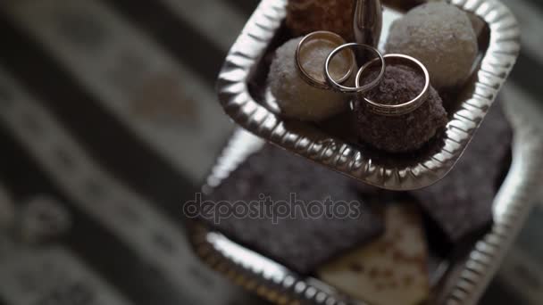 Wedding rings on cookies — Stock Video