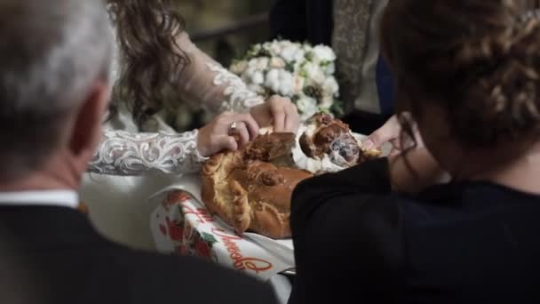 Braut und Bräutigam brechen Hochzeitsbrot — Stockvideo