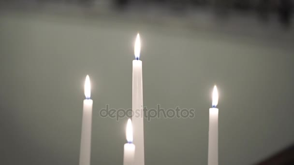 Vier kaarsen binnenshuis — Stockvideo