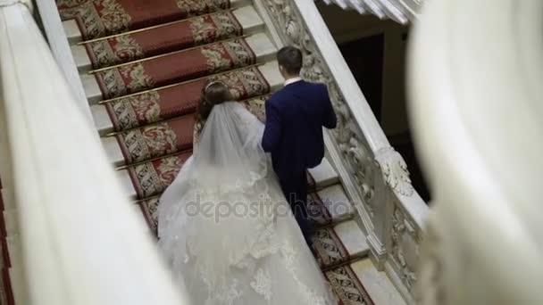 Nevěsta a ženich upping schody — Stock video