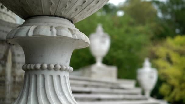 Stenen trappen en kolommen in het paleis — Stockvideo