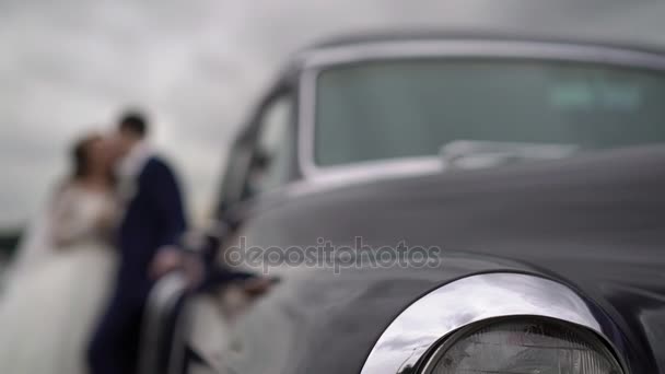 Onherkenbaar bruid en bruidegom in de buurt van retro auto — Stockvideo