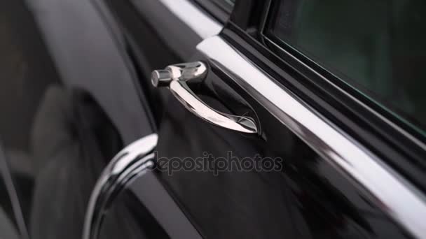 Młody mężczyzna otwiera drzwi starego samochodu — Wideo stockowe
