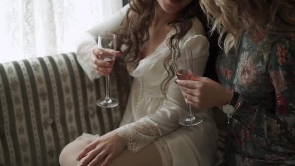 Dvě mladé ženy Romana champagne — Stock video