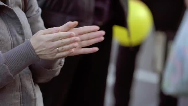 Açık havada eller alkışlar kadın — Stok video