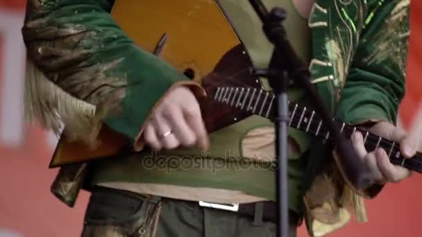 Чоловік грає balalaika — стокове відео