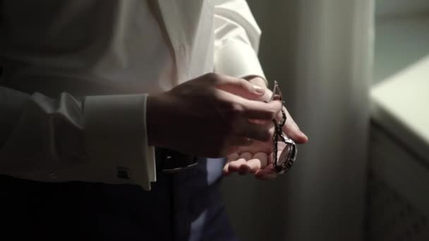 Mann trägt Uhren — Stockvideo