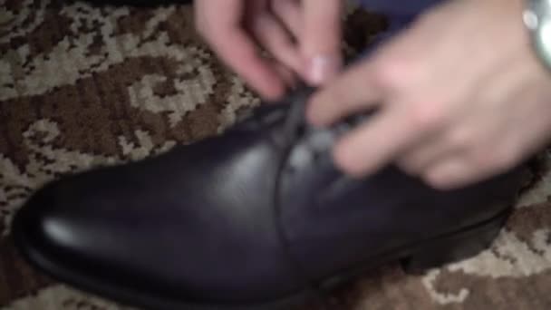 Mann mit Schuhen — Stockvideo