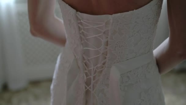 Brudtärna hjälper bära brudklänning — Stockvideo