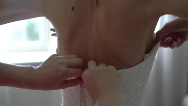 Наречена допомагає носити весільну сукню — стокове відео