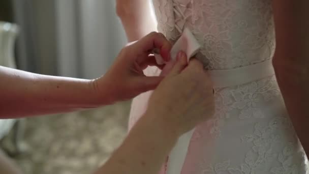 Družička pomáhá, svatební šaty — Stock video