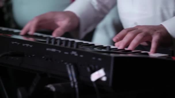 Man spelar tangentbord — Stockvideo