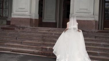 Merdivenlerde yürüyen gelin