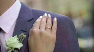 Gelin ve damat sarılıyor.