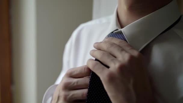 Hombre usando corbata — Vídeo de stock