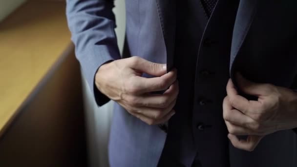 Άνθρωπος φορώντας σακάκι — Αρχείο Βίντεο