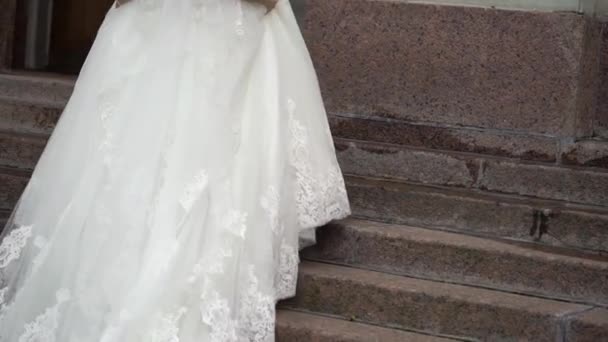 Sposa che cammina sulle scale — Video Stock