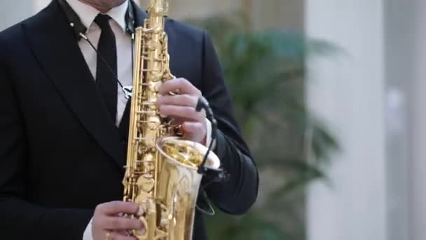 Saxofonist afspelen van muziek — Stockvideo