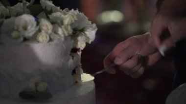 Gelin ve damat düğün pastasını kesiyor