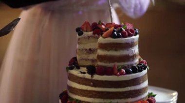 Gelin ve damat düğün pastasını kesiyor