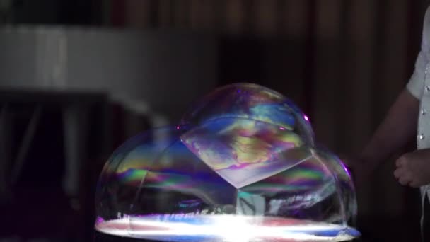 Большой мыльный пузырь — стоковое видео