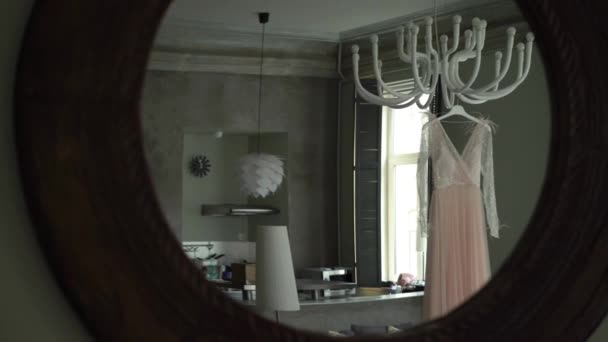 Vestido de novia en interiores — Vídeo de stock