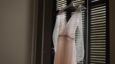 Pembe elbisenin içinde Oda