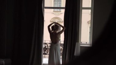 Genç kadın iç çamaşırı, balkon
