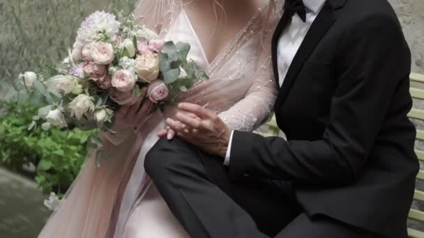 Nevěsta a ženich se drží za ruce — Stock video
