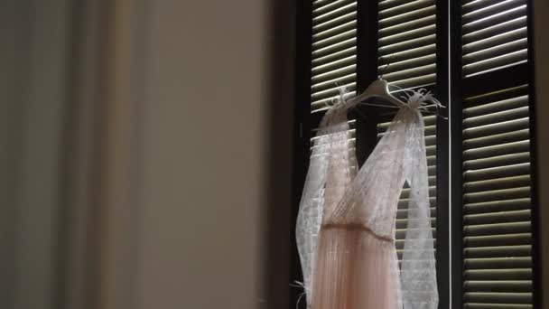 Roze jurk in kamer — Stockvideo