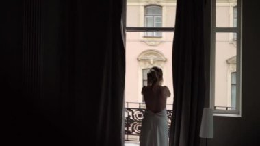 Genç kadın iç çamaşırı, balkon