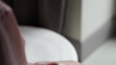 kadının elinde cep telefonu
