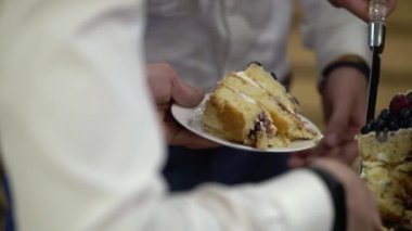Gelin ve damat düğün pastasını kesiyor