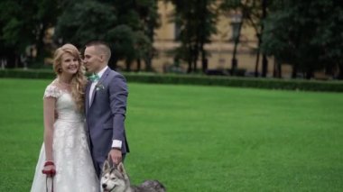 Gelin ve damat husky köpekleri ile